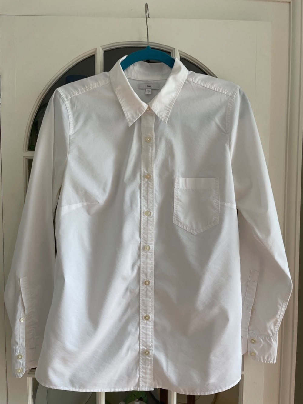 GAP White Long-Sleeve Button Down Shirt